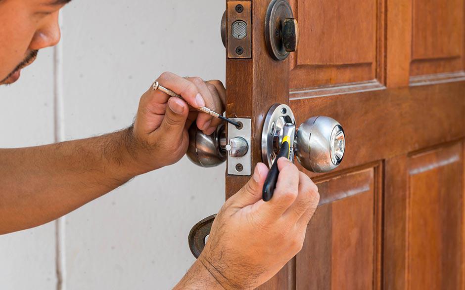 comment changer un barillet de porte Paris 8